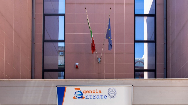 Insegna Agenzia delle Entrate con bandiere